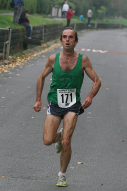 Tim Hughes approaching the finish in the Hanney 5 held Sunday, 10 October 2010.