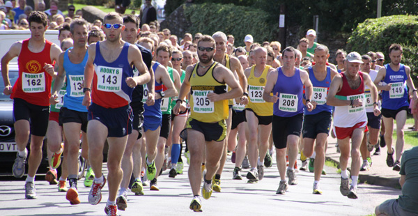 The early leaders streaming up the hill in the 2013 Hooky 6 held at Hook Norton on Sunday, 11 August.