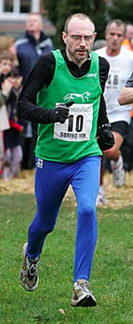 Simon Atkin approaching the finish in the 2007 Goring 10k.